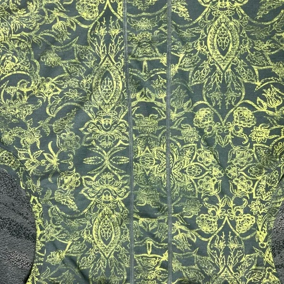 Title Nine tank top, never worn, size XL, green/ yellow pattern - Picture 3 of 6